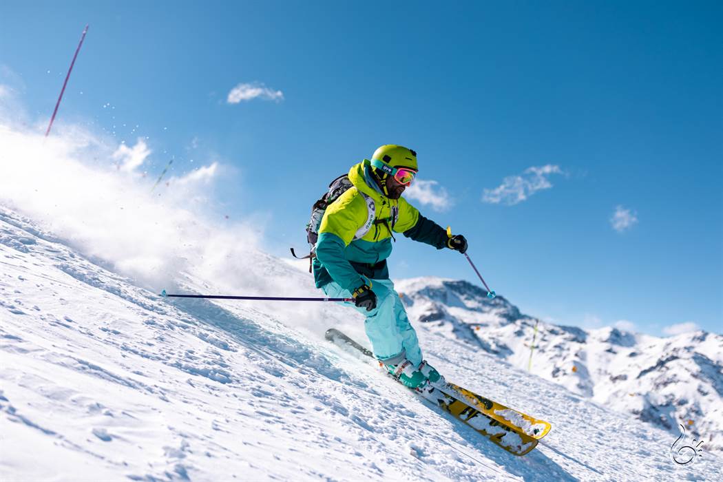 homem esquiando na estação Valle Nevado, no Chile